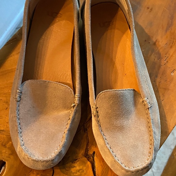 UGG Light Tan Suede Loafers sz 9.5 - Picture 2 of 8